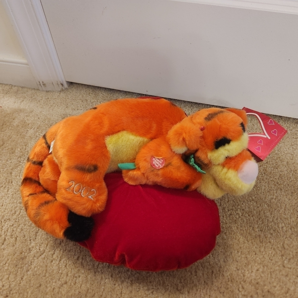 Disneyβ Winnie The Pooh Tiger 2002 Plush Animated NWT Valentines Day Heart #W